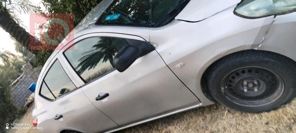 نيسان فيرسا